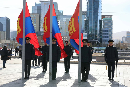 Чингис хааны хөшөөнд хүндэтгэл үзүүлж, төрийн далбаа мандуулав